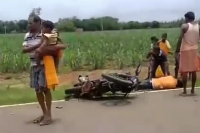 road accident in Nabrangpur, one person died, two critically injured, ବାଇକ ମୁହାଁମୁହିଁ ଧକ୍କା, ଜଣେ ଯୁବକ ମୃତ, ନବରଙ୍ଗପୁର ଖବର