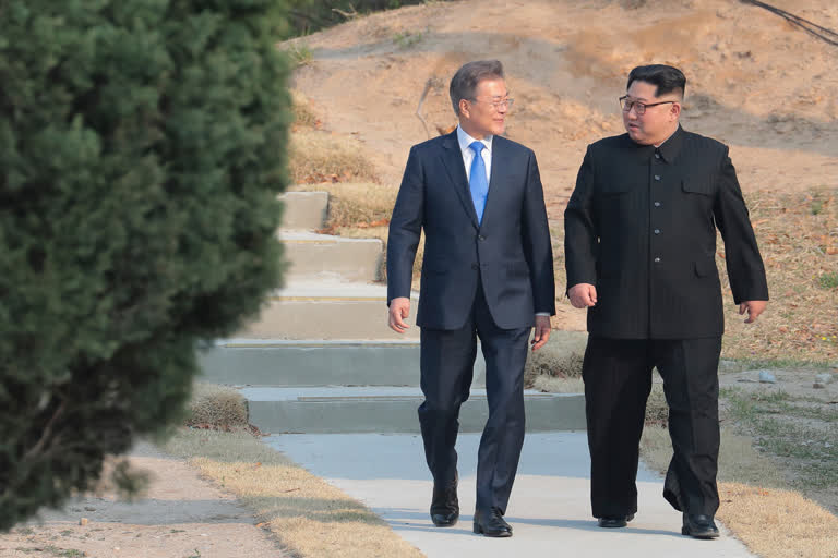 North Korean leader Kim Jong Un (right) and South Korean President Moon Jae-in