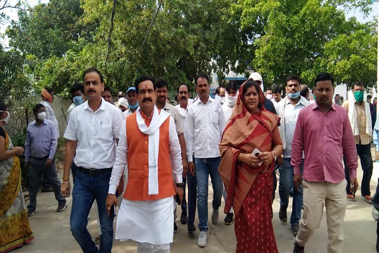 Minister Narottam Mishra inspects Dabra Civil Hospital IN gwalior