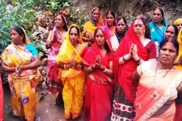 Women worshiping Corona as goddess in koderma