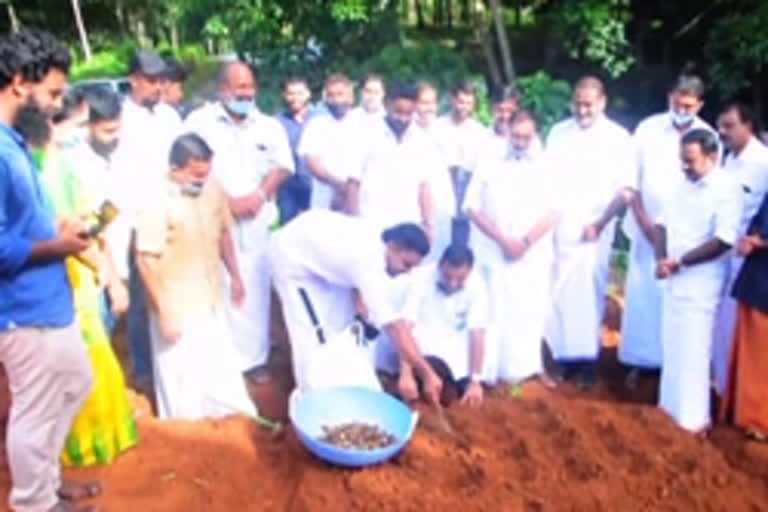 mps youth agro mission muvattupuzha  എംപീസ് യൂത്ത് അഗ്രോമിഷൻ  ഇടുക്കി കെയർ ഫൗണ്ടേഷന്‍  ഇടുക്കി എംപി ഡീൻ കുര്യാക്കോസ്  ആയവന നടീൽ ഉദ്‌ഘാടനം