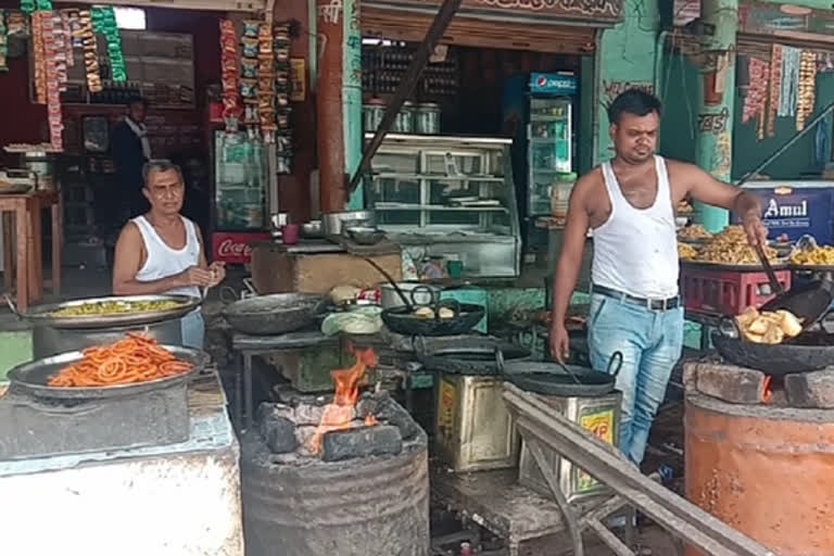 shops-open-at-bus-stand-but-business-stopped-due-to-non-start-of-buses