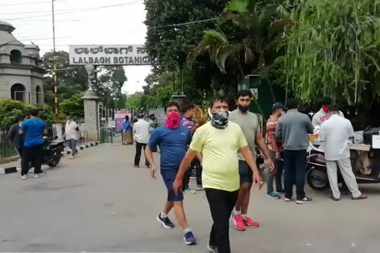 crowds in Lal Bagh