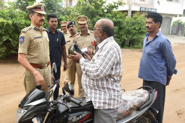 karimnagar cp kamalasan reddy spoke on traffic rules in karimnagar district