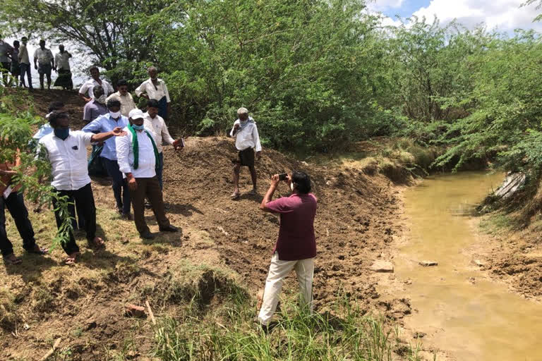 paruchuru ycp leader ravi ramanadham babu checked place to construct checkdam in naiduvaripalem