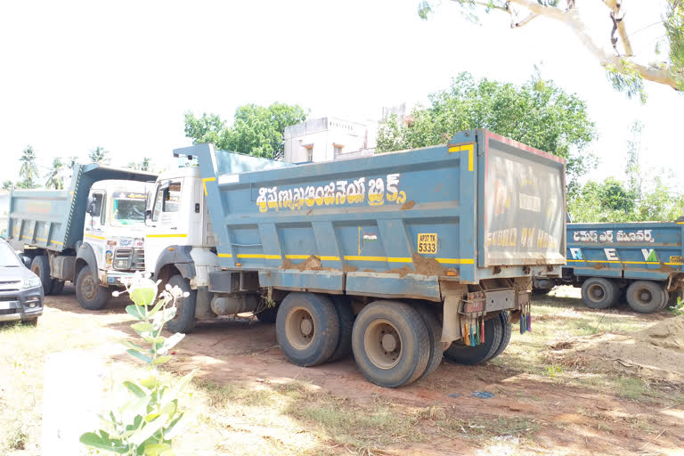 sand illegal transport lorries siezed in west godavari dst jangareedygudem