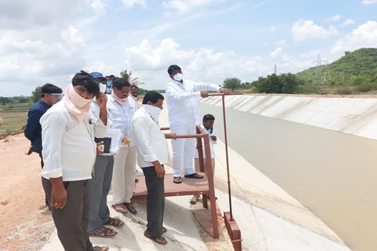 mla solipeta ramalinga reddy release water into canal in siddipeta distritct