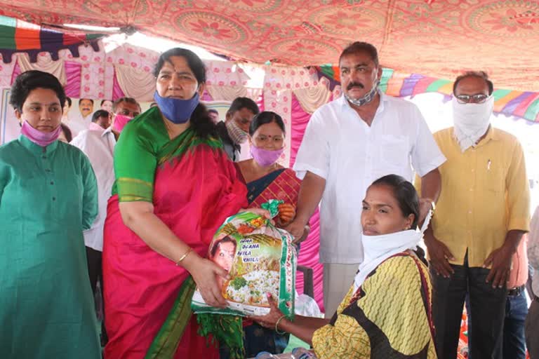 minister sathyavathi rathod distribution groceries to poor people in mahabubabad