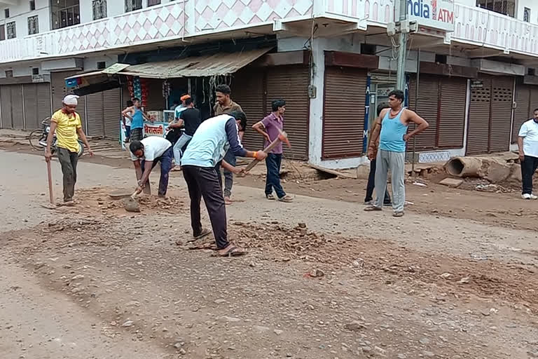 youth team in Umaria cleaned up dirt on national highway of umaria