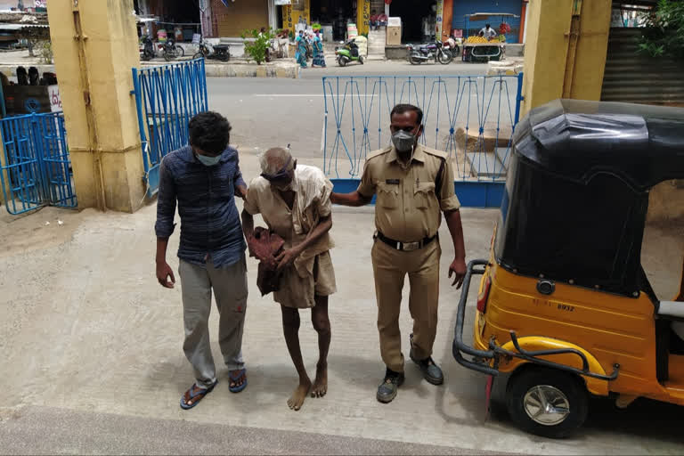 police helps old people and send him to jammalamadugu hospital