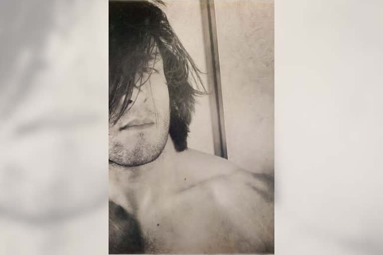 Ranveer Singh wins virtual love with shirtless pics