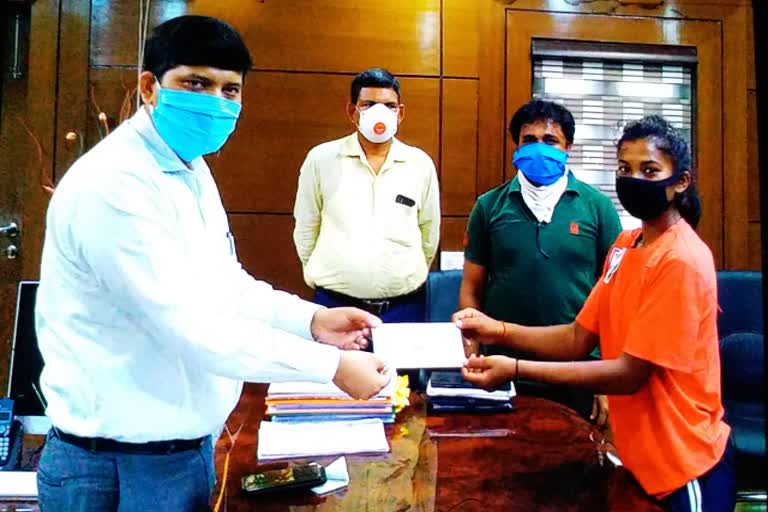 DC handed over check to national football player