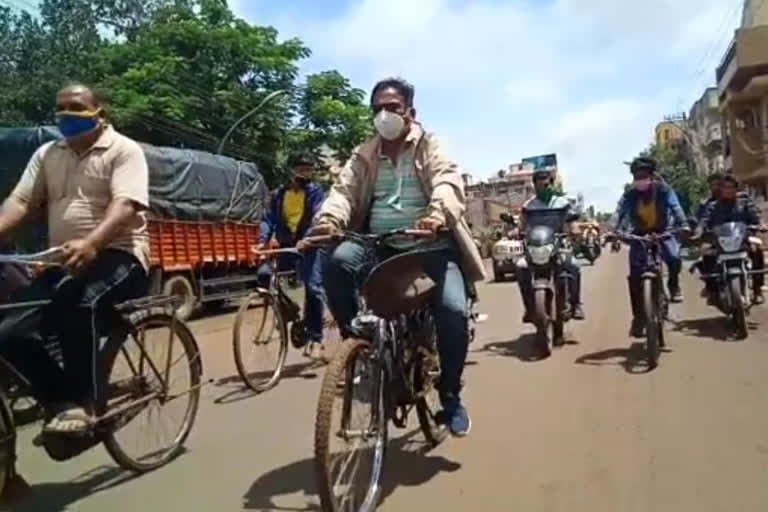 MLA Abhay Patil riding a bicycle ಅಭಿವೃದ್ಧಿ ಕಾರ್ಯಗಳ ಪರಿಶೀಲನೆ ನಡೆಸಿದ ಶಾಸಕ ಅಭಯ್ ಪಾಟೀಲ