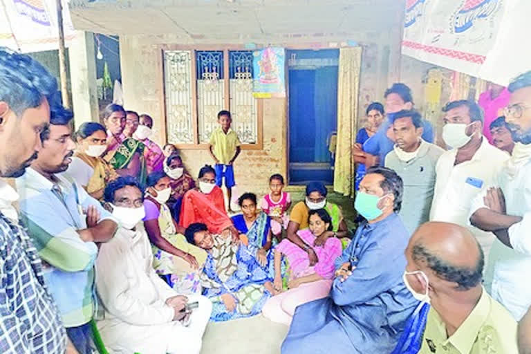 people protest at east godavari for postmortem