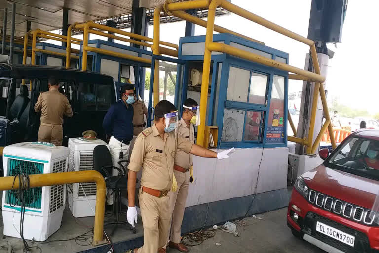 Policemen checking on Noida DND flyover jam with face shield mask and gloves corona virus