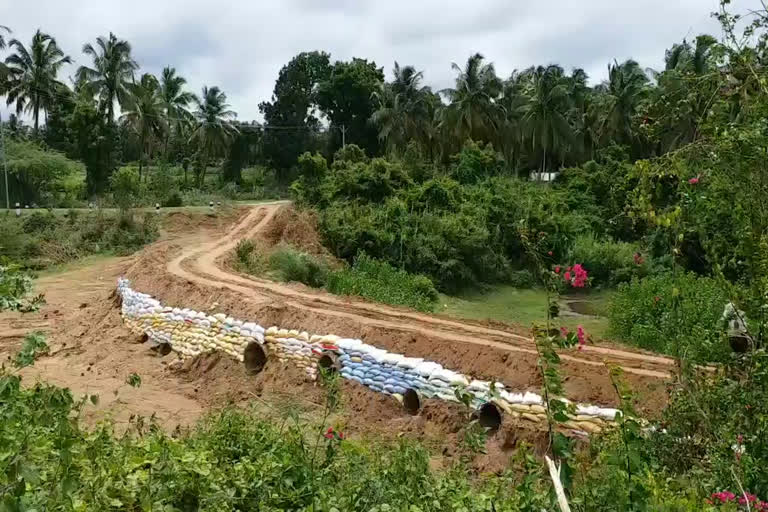 farmers build temporary bridge  താൽകാലിക പാലം നിർമിച്ച് കർഷകർ  പാലക്കാട് എരുത്തേമ്പതി വില്ലൂന്നി പാലം  വില്ലൂന്നി പാലം തകര്‍ന്നു  വരട്ടയാര്‍ വില്ലൂന്നി പാലം