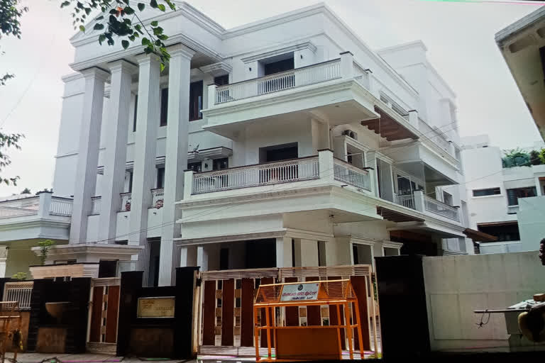 S M Krishna Family visits to D K Shivkumar house at bengalore