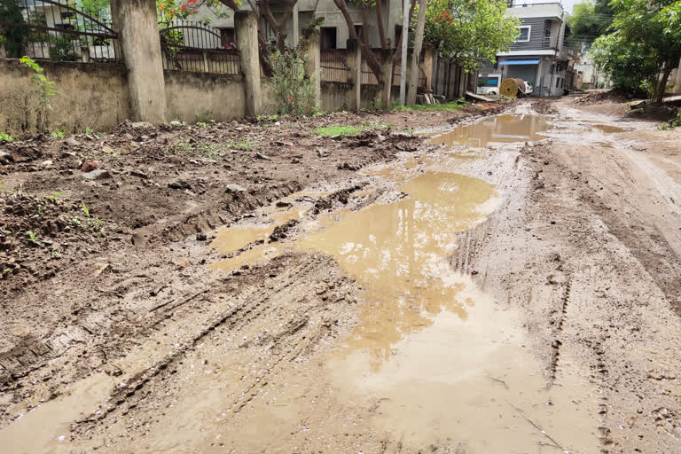 latur latest news  latur rain news  latur road conditions  latur municipal corporation news  लातूर लेटेस्ट न्यूज  लातूर महापालिका न्यूज  लातूर पाऊस बातमी