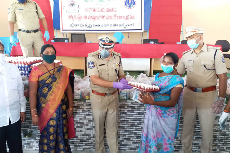 cp mahesh bhagavath distributed food pockets