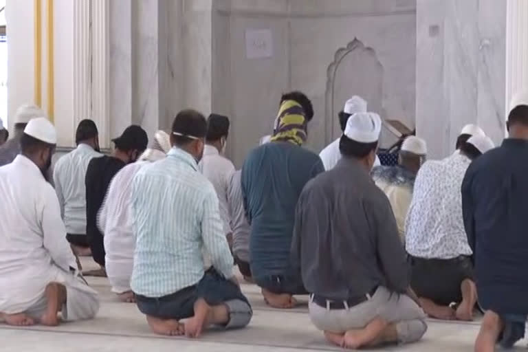 religious-places-open-people-offered-namaz-in-mosque-with-social-distancing-in-bhopal