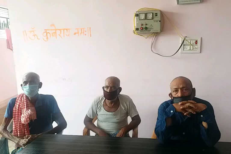 वृद्धाश्रम में रहने वाले वृद्ध.