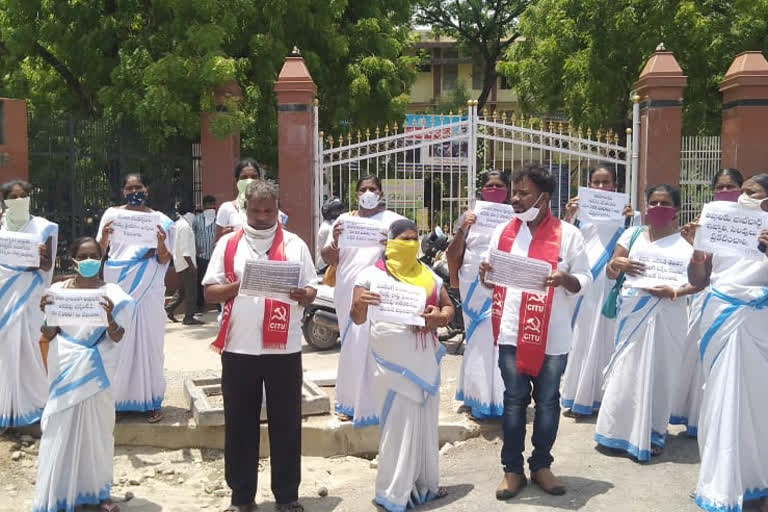 asha workers protest at karimanagar collectorate for facilities