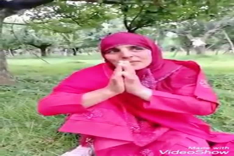 Viral Video Shows Woman Sarpanch From Sopore Seeks Forgiveness From Militants  Says She Will Resign Etv bharat news