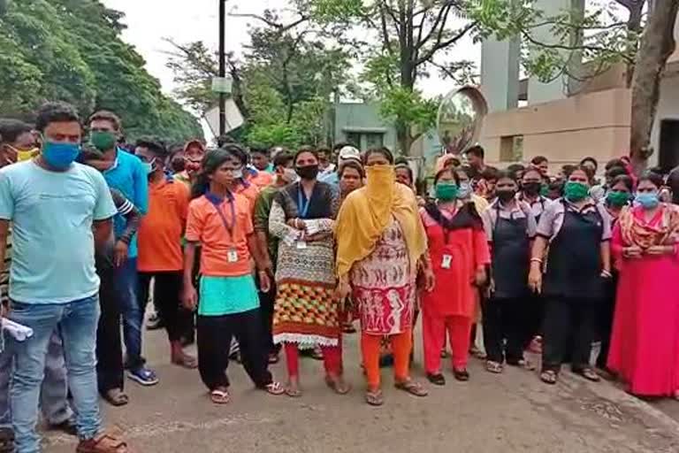 400 workers protested at a private hospital in Durgapur