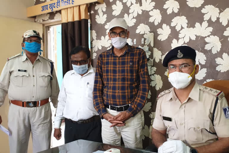 Police arrested two bankmen who embezzled millions in Khargone