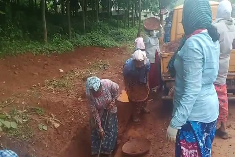 മഴക്കാല രോഗങ്ങൾക്കിടയിൽ, സുരക്ഷാ സംവിധാനങ്ങളില്ലാതെ തൊഴിലുറപ്പ് തൊഴിലാളികൾ,  workers without safety systems during rainy season  മഴക്കാല രോഗങ്ങൾ  workers without safety systemsർ  സുരക്ഷാ സംവിധാനങ്ങളില്ലാതെ തൊഴിലുറപ്പ് തൊഴിലാളികൾ