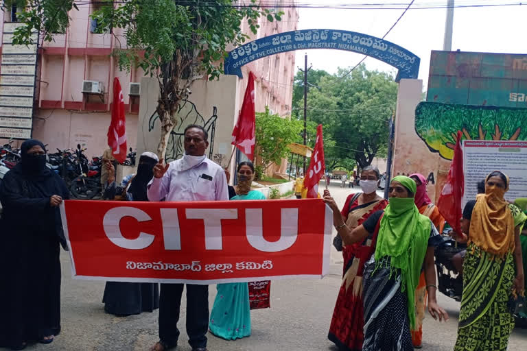 anganwadi-activists-protest-in-front-of-the-nizamabad-collectorate-for-pending-pentions