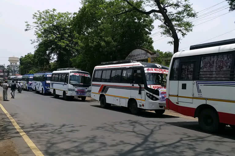 Bus operator reaches DTO office, बस ऑपरेटर पहुंचे डीटीओ ऑफिस