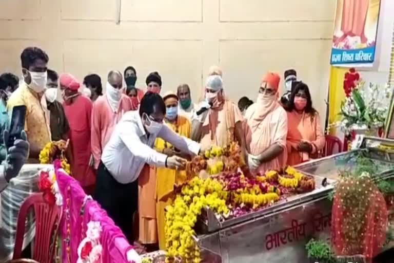 Devotees visit Swami Pragyanand Maharaj