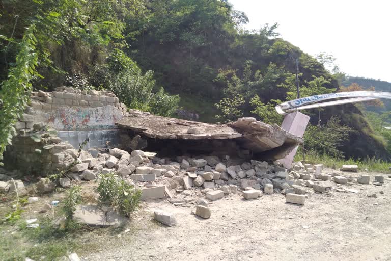 Rain shelter damaged near Parshu bridge