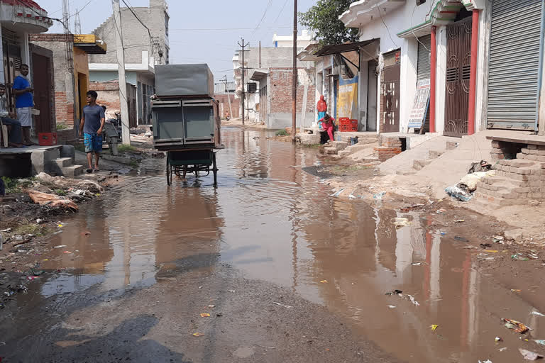 Main road connecting nearby villages with Muradnagar turned into a drain due to water logging