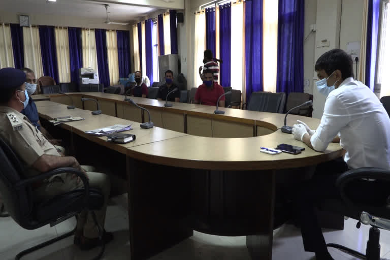 DIG-arun-mohan-joshi-took-review-meeting-of-dehradun-SOG