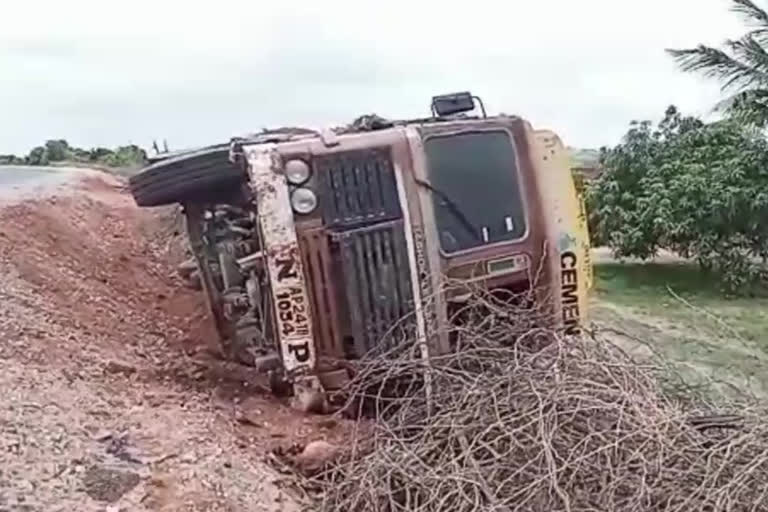 Road accident in goobanapalli ananthapuram district