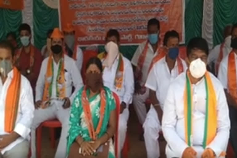 women protest in anantapur dst guntkala mro offcie about her land issue