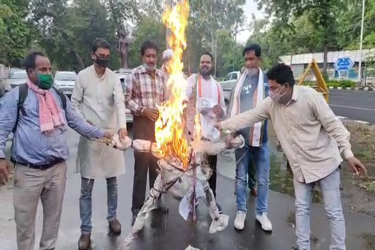 Congress workers burning effigy of Shivraj