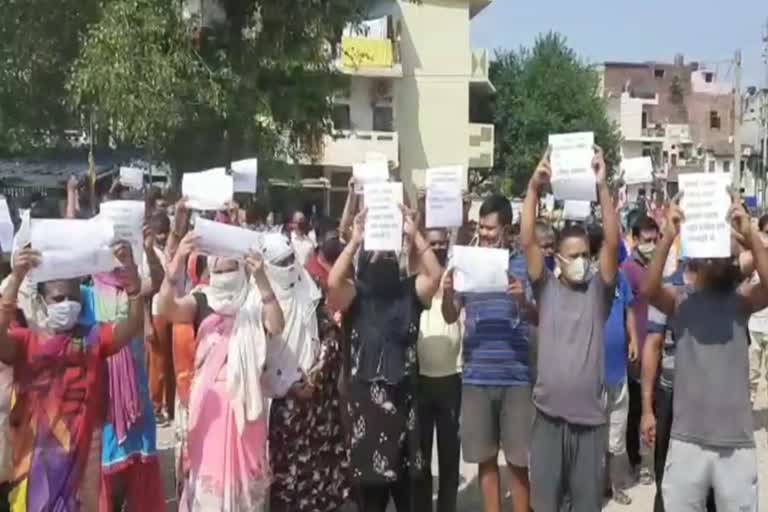 Chandigarh bapudham colony residents protest against Containment Zone