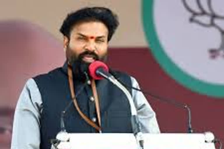 karnataka health minister b sriramulu seen without a mask and flouting socia distancing norms