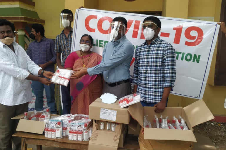 free masks distribution to officers at vijayanagarm