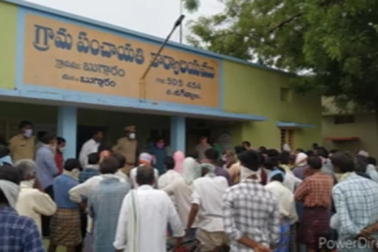 Farmers detained by IKP staff  in jagtyala buggaram grain purchasing center