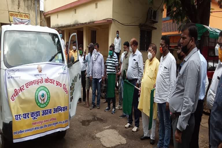 Private company gets responsibility of lifting garbage in Chakradharpur Municipal Council