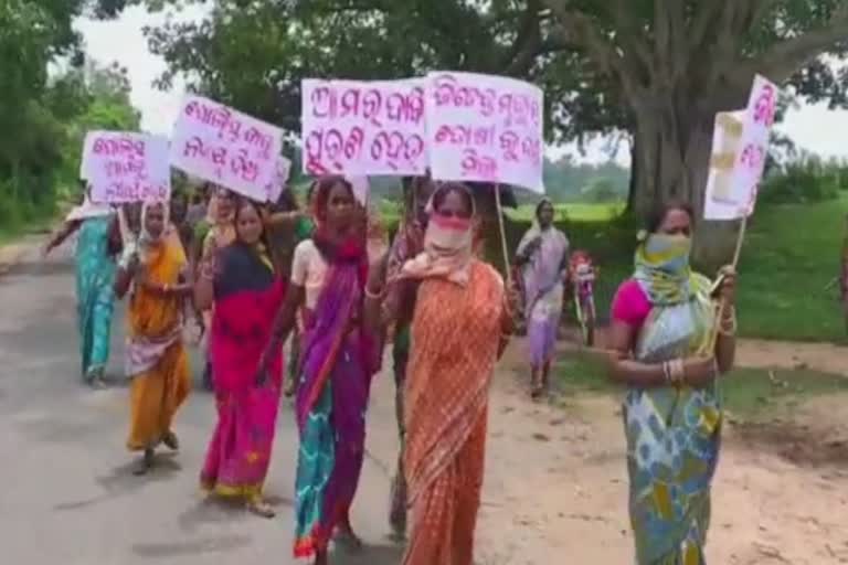 Hundreds of women surrounded the police station demanding justice