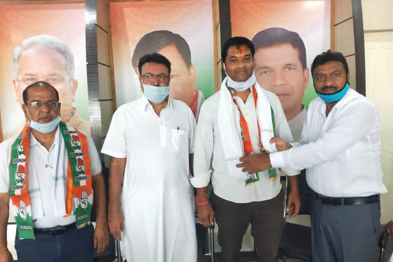 Two rebel leaders join Congress party in dhamtari