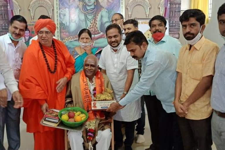 Iranna Kadaadi takes Blessing by Chandrasekhar Shivacharya Swamiji