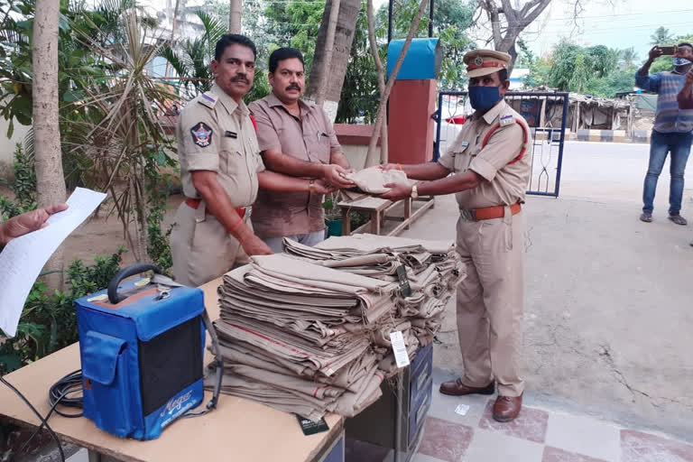 uniforms distributes to visakha dst chodavaram police by finace corporation