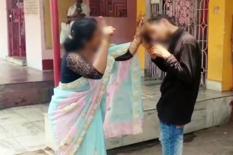 Woman beaten for young man due to molesting in dhanbad, young man beaten in Dhanbad, molestation in dhanbad, धनबाद में छेड़छाड़ के कारण युवक की पिटाई, धनबाद में युवक की पिटाई, धनबाद में छेड़खानी
