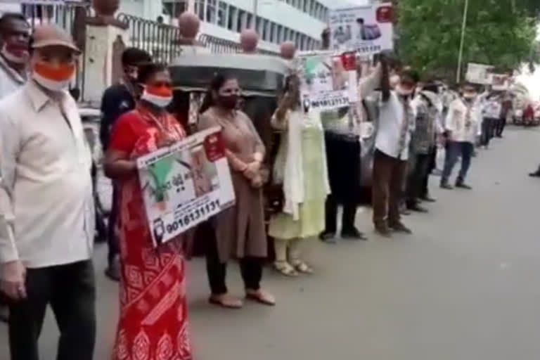 congress formed a human chain outside